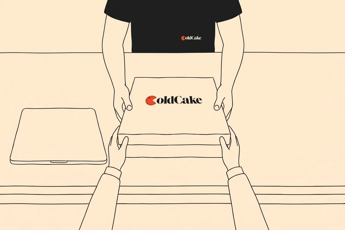 AI-beeld: een bezorger in een zwart T-shirt met het ColdCake-logo zet de gesloten doos op het bureau van een medewerker.