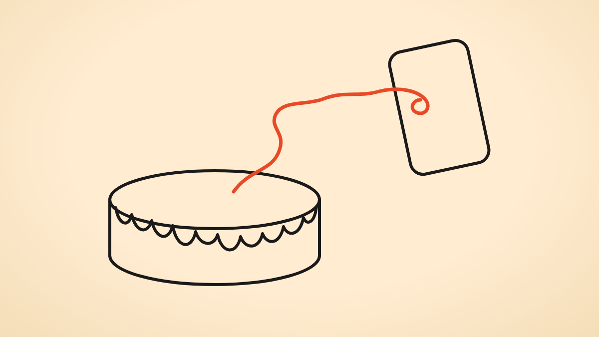 Inktlijntekening van een lage ronde cake met golvende glazuurrand en een smartphone erboven, met een koraalrode krul die van de cake omhoog beweegt.