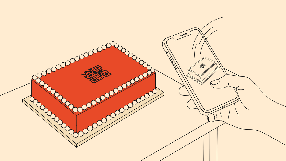Tekening van een koraalrode cake met een QR-code op een tafel. Een hand houdt er een smartphone boven, en op het scherm komt de cake tot leven.