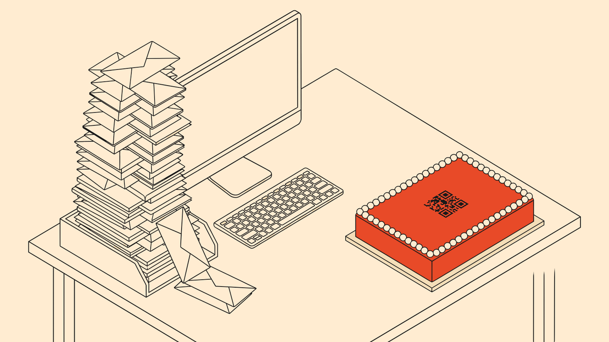 Tekening van een bureau met een scherm en een hoge, omvallende stapel lege enveloppen. Rechts op het bureau staat een koraalrode cake met een QR-code erop.
