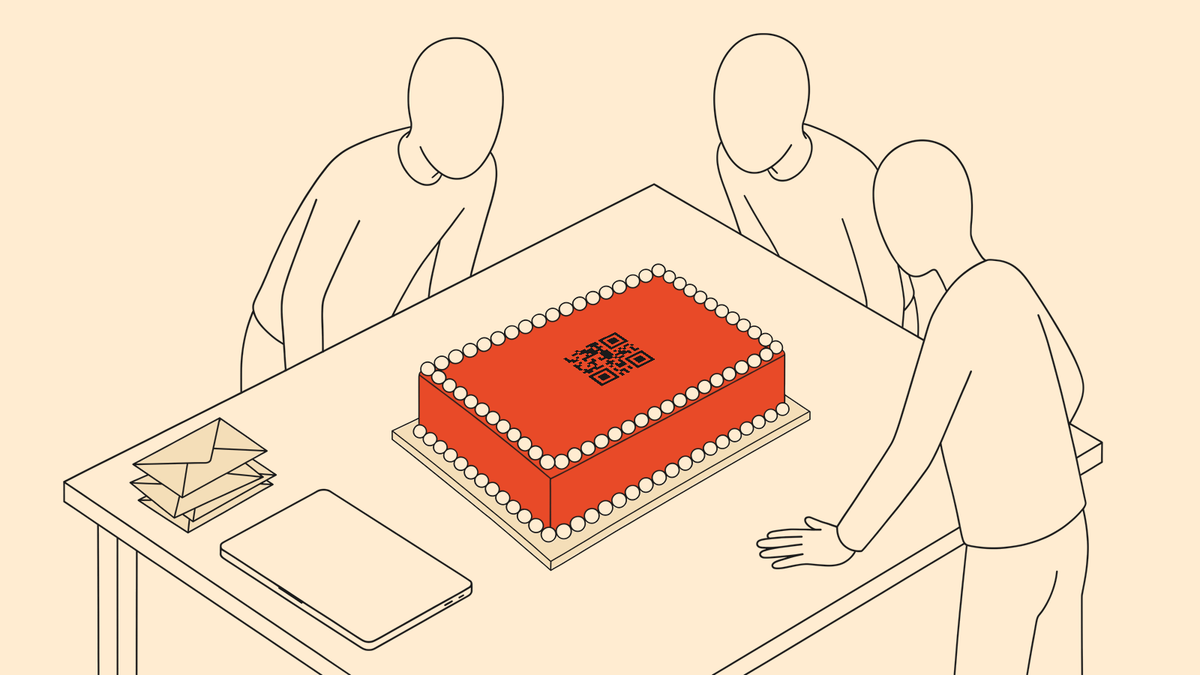 Tekening van drie collega's die zich over een bureau buigen om naar een koraalrode cake met een QR-code te kijken. Een gesloten laptop en een paar enveloppen liggen opzij.