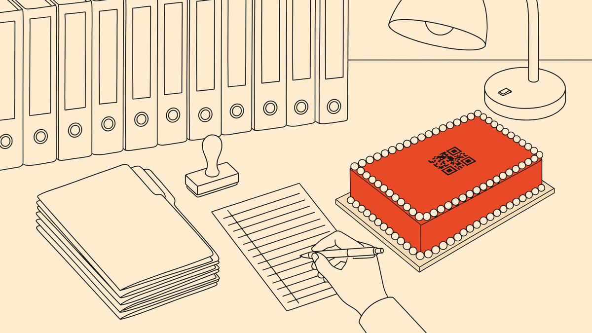 Tekening van het bureau van een boekhouder met ordners, mappen, een stempel en een hand die schrijft. Rechts staat een koraalrode cake met een QR-code.