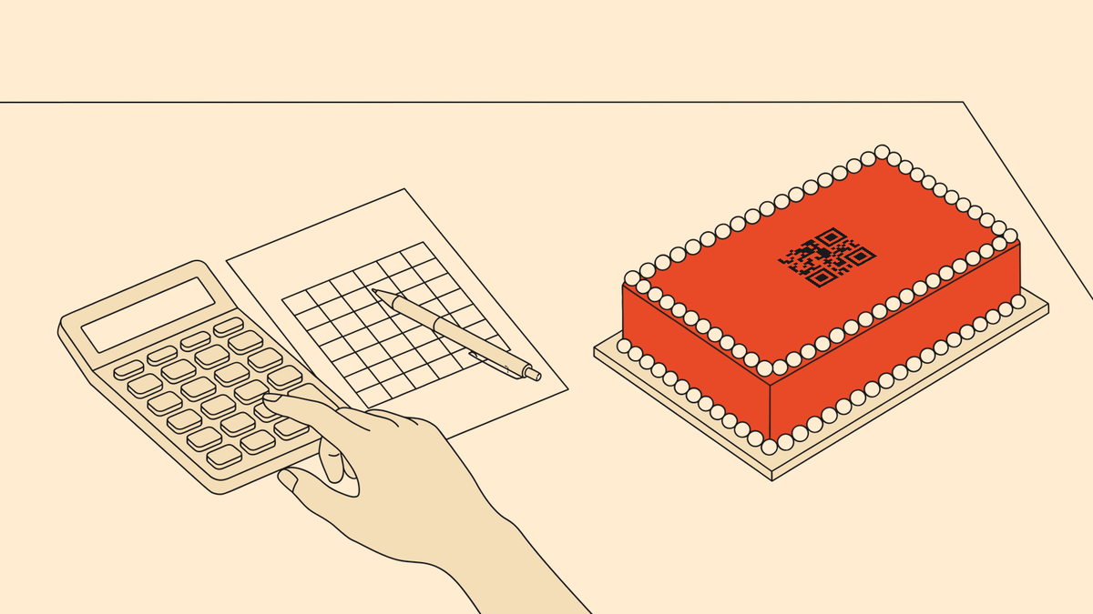 Tekening van een hand op een rekenmachine naast een blad met een lege tabel en een pen. Rechts staat een koraalrode cake met een QR-code.