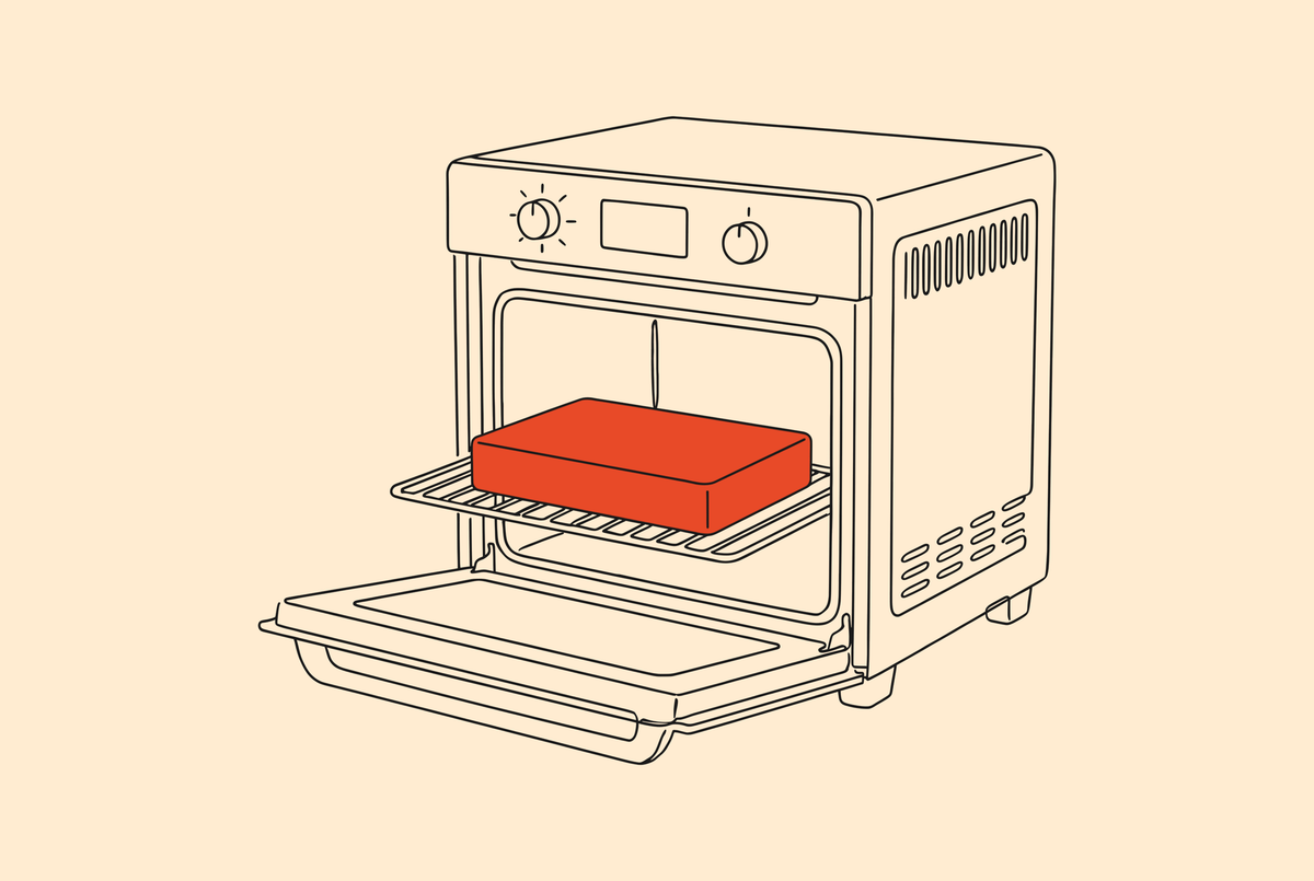 Tekening van een oven waar een rechthoekige koraalkleurige cake uit komt.