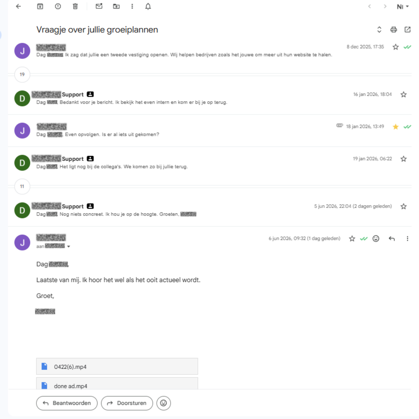 Schermafbeelding van een doodgelopen mailthread: zes berichten tussen december 2025 en juni 2026, met daartussen negentien en elf ongelezen berichten, en als laatste regel dat de afzender ermee stopt. Namen zijn onleesbaar gemaakt.