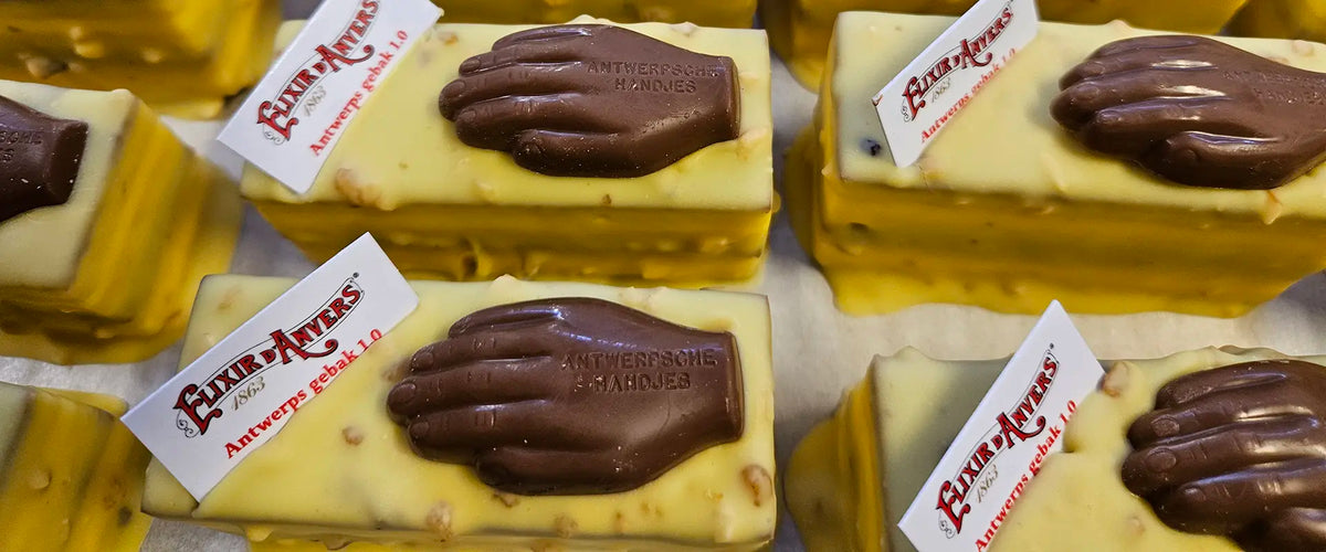 Gebakjes met Elixir d'Anvers, afgewerkt met een chocolade Antwerps handje