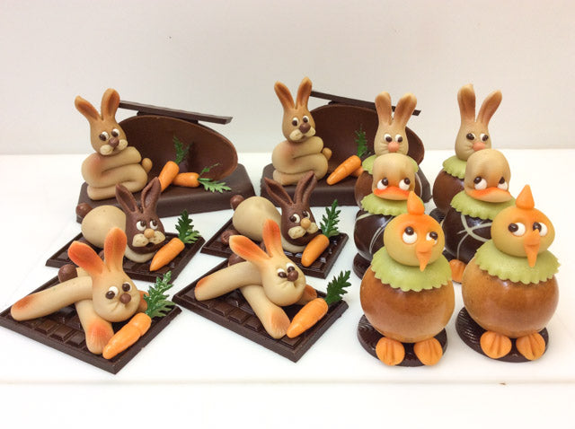 Paasfiguren in chocolade en marsepein: hazen, kuikens en worteltjes