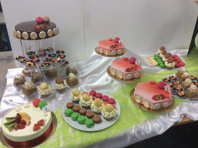 Een dessertbuffet met gebak, macarons en kleine patisserie van Bakkerij Bossuyt