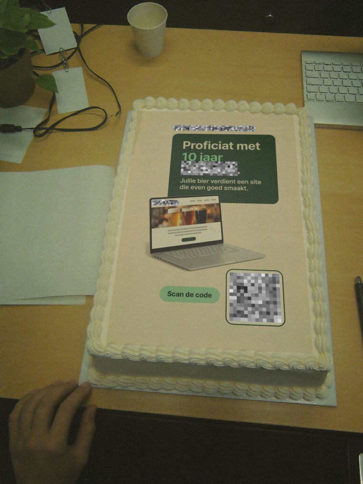 Voorbeeldcake op kantoor: Proficiat met 10 jaar, van een webstudio voor een brouwerij.